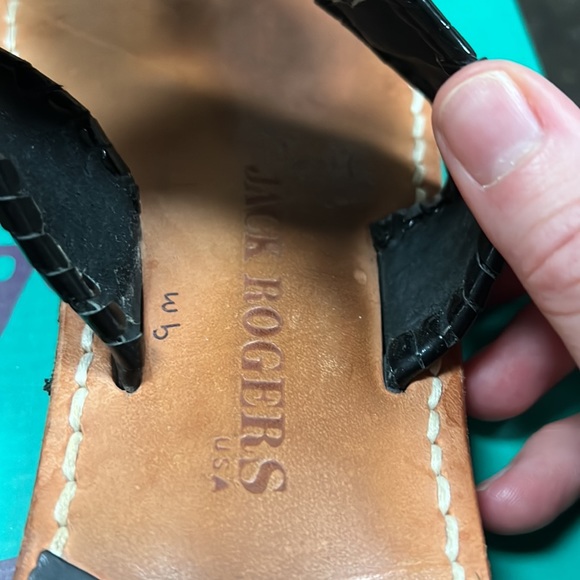 Jack Rogers in GREAT condition, black leather with shiny black detailing, size 9 - Picture 2 of 4